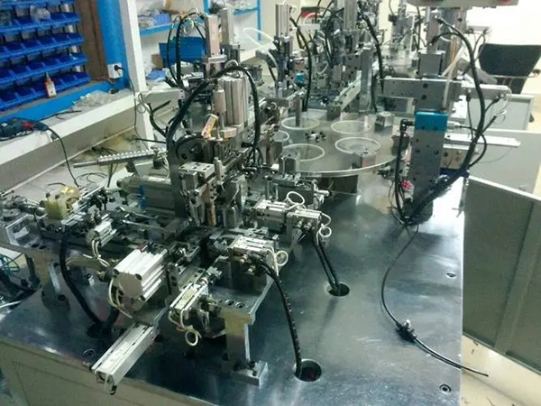 電氣行業(yè)開始大量使用接線端子自動機